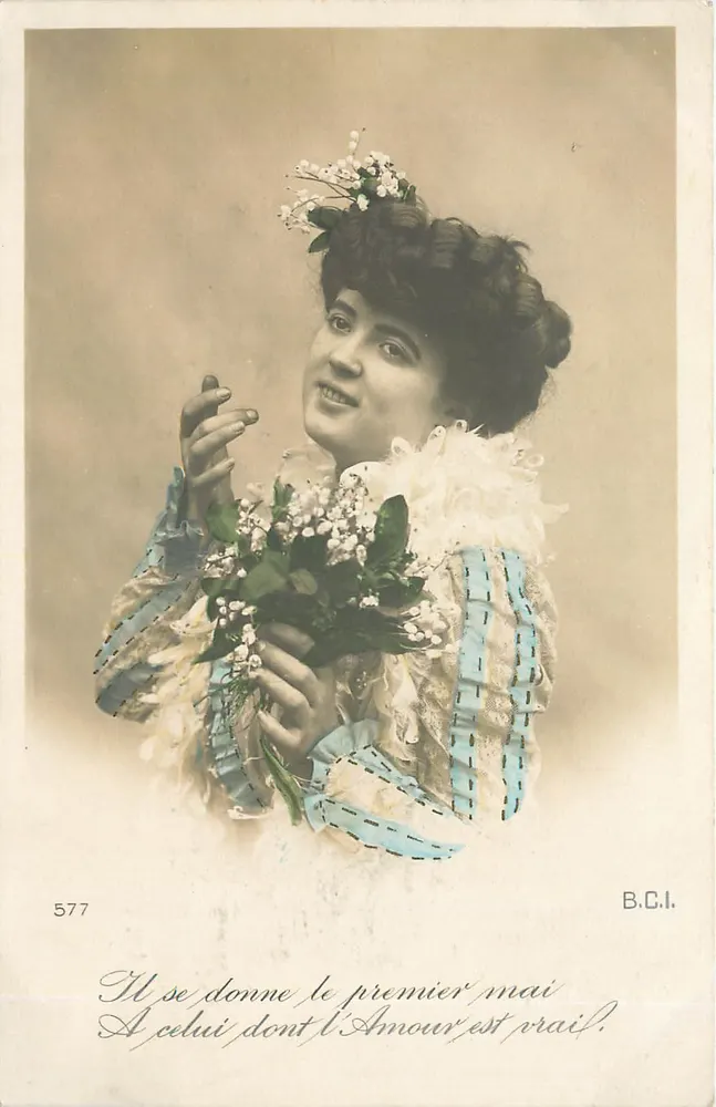 Jeune femme en robe à volants et fleurs — B.C.I. n° 577 - Recto