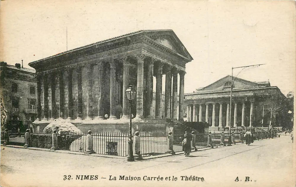 Nîmes — La Maison Carrée et le Théâtre — A. R. n°32 - Recto