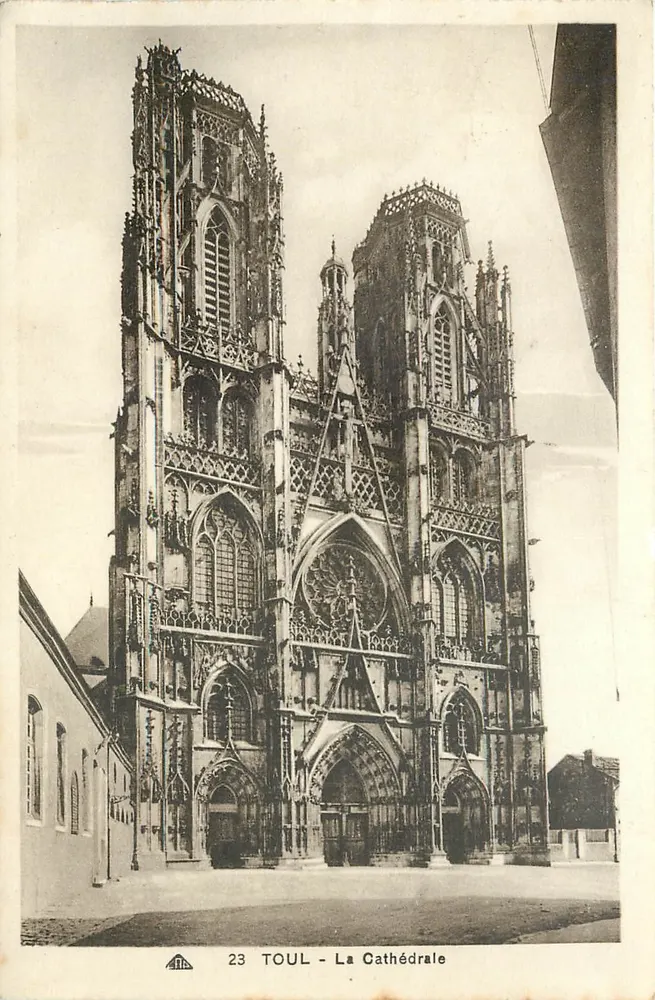 Toul - A Catedral — vista da fachada gótica — C.A. das Artes Fotomecânicas - Frente