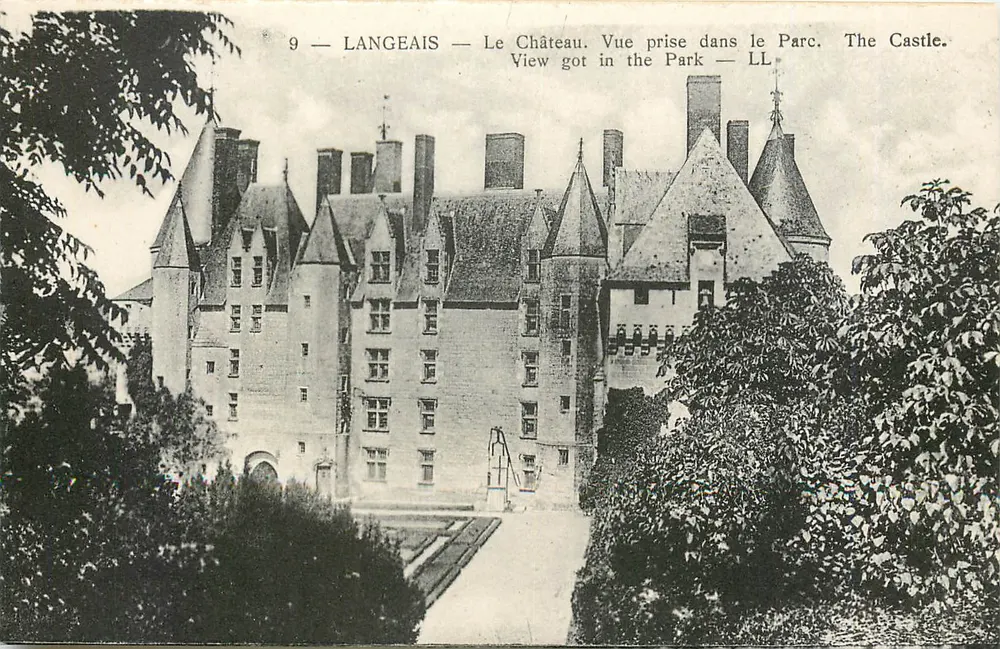 LANGEAIS — Le Château. Vue prise dans le Parc — LL - Recto