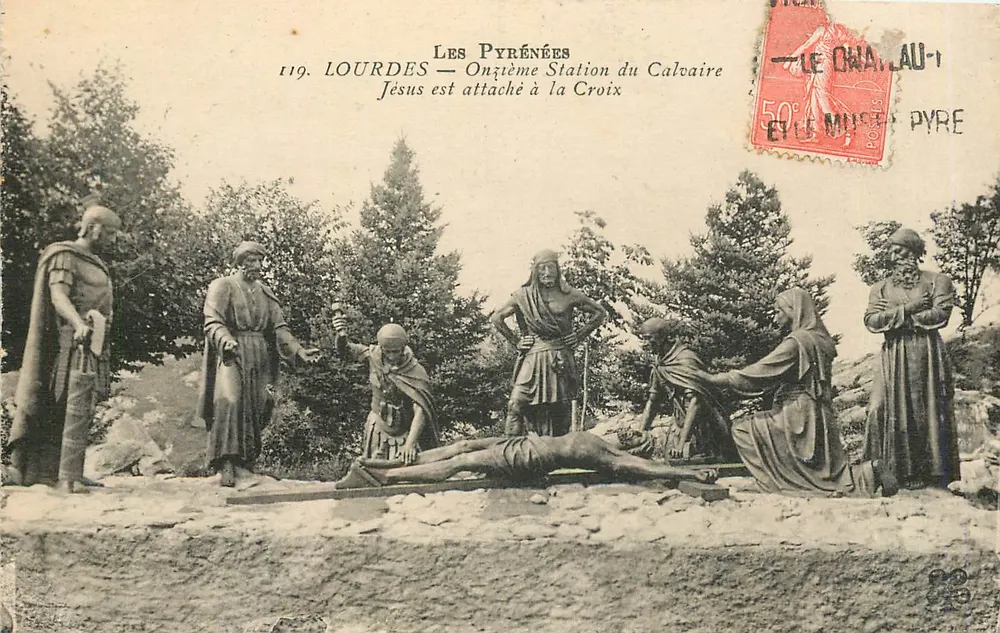 Lourdes — Onzième Station du Calvaire — Jesus est attaché à la Croix — Les Pyrénées, n°119 - Recto