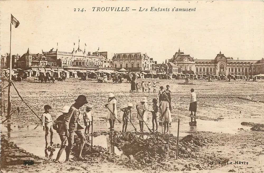 TROUVILLE — Les Enfants s'amusent — Éditeur Le Mâtre, n° 224 - Recto