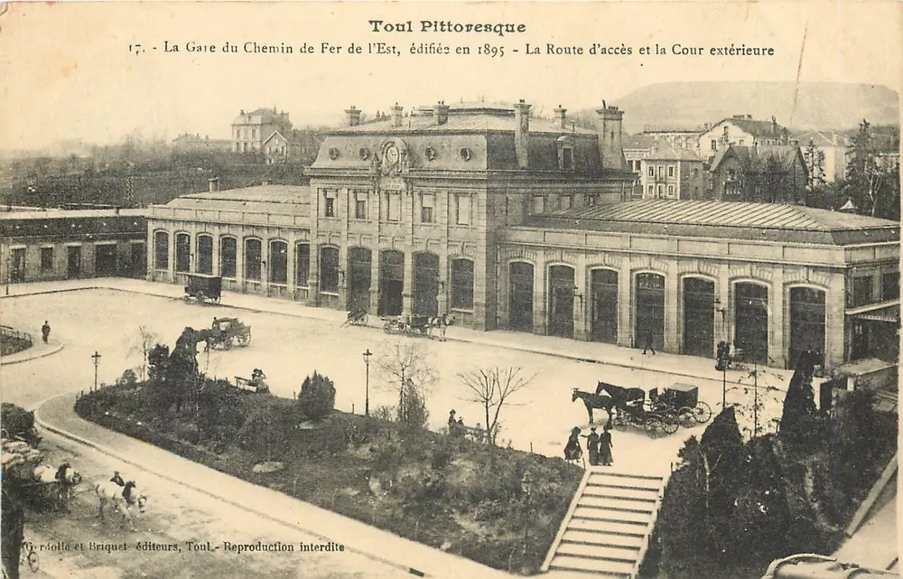 Gare du Chemin de Fer de l'Est à Toul Pittoresque — édifiée en 1895 — Route d'accès et Cour extérieure — Gréville et Briquet, Toul - Recto