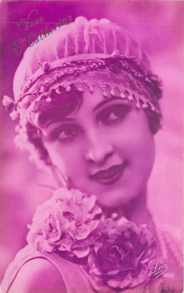 Mulher com chapéu de pompom — retrato em sépia — editor Léo, Paris, n°1393 - Frente