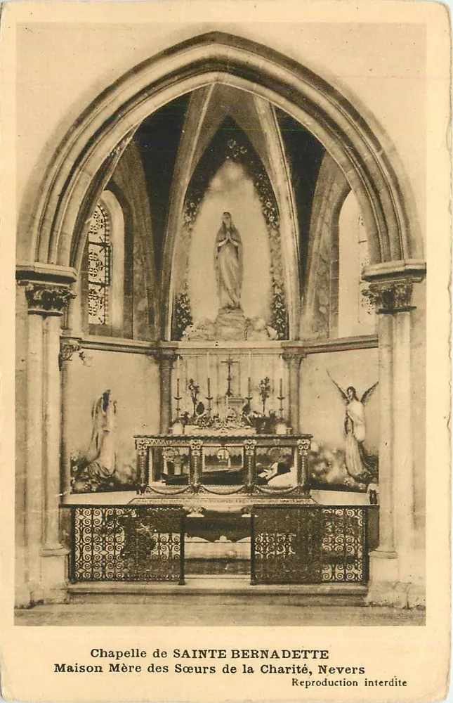 Kapelle von Sainte Bernadette — Mutterhaus der Schwestern der Caritas, Nevers - Vorderseite