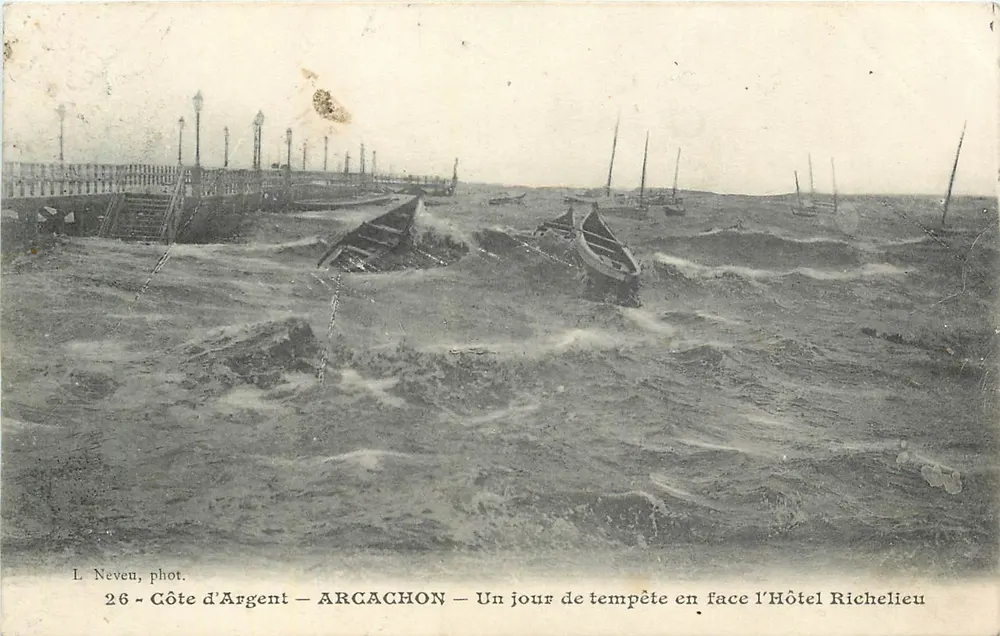 Côte d'Argent – ARCACHON – Ein stürmischer Tag vor dem Hotel Richelieu — L. Neven, phot. - Vorderseite