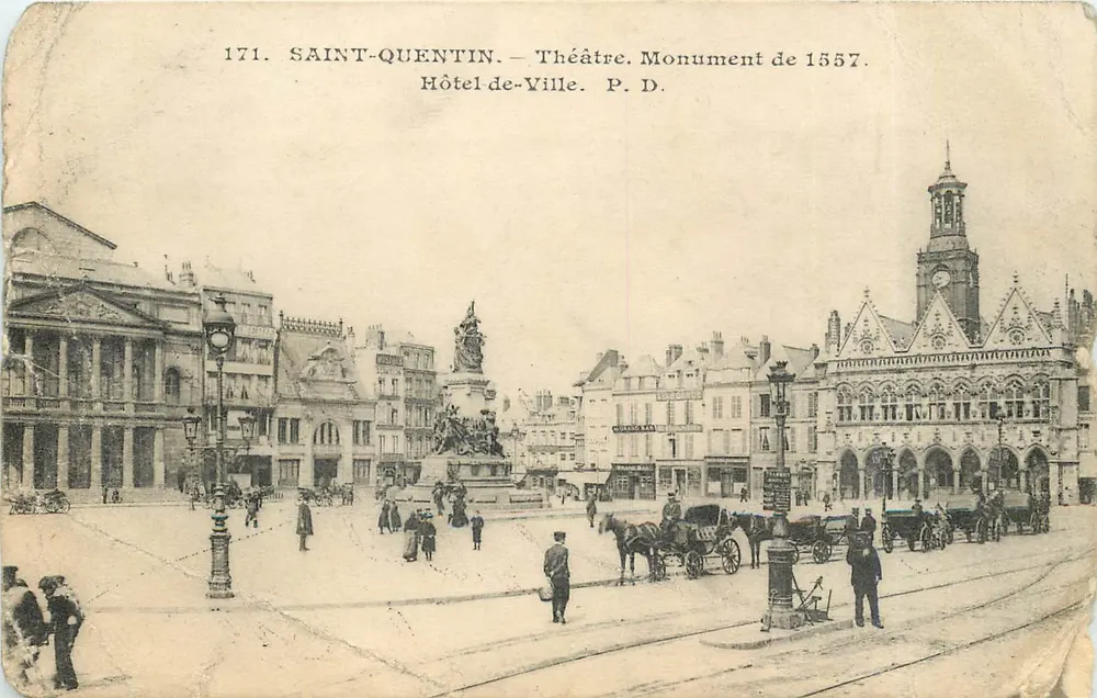 Saint-Quentin — Place du Théâtre mit dem Denkmal von 1557 und dem Rathaus — P.D. n°171 - Vorderseite