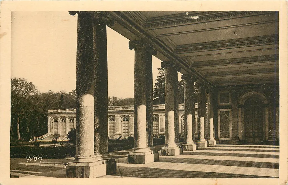 Grand Trianon - Het Peristiel — Schoonheid en charme van Versailles — Artistieke uitgave YVON, Parijs - Voorkant