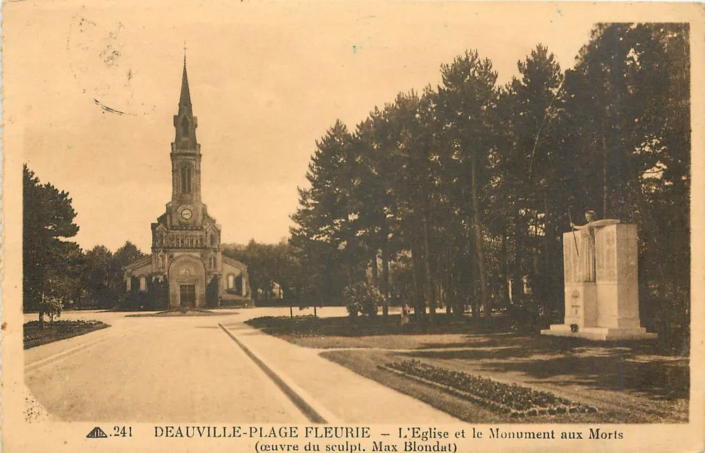 Deauville-Plage Fleurie — Die Kirche und das Kriegerdenkmal (Werk des Bildhauers Max Blondat) - Vorderseite