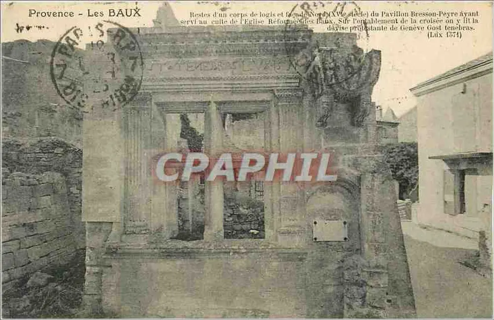 प्रोवेंस — लेस बॉउएक्स — एक भवन के अवशेष और उत्तरी छत के भाग (16 वीं शताब्दी) के पैविलियन ब्रेसॉन-पेयर जो लेस बॉउएक्स के रिफॉर्म्ड चर्च के धर्म के लिए उपयोग किया गया था। चौकोर के ऊपरी भाग पर जीन्व द्वारा लिखा एक प्रोटेस्टेंट धर्म के नाम देखा जा सकता है (Lüx 1574) - आगे