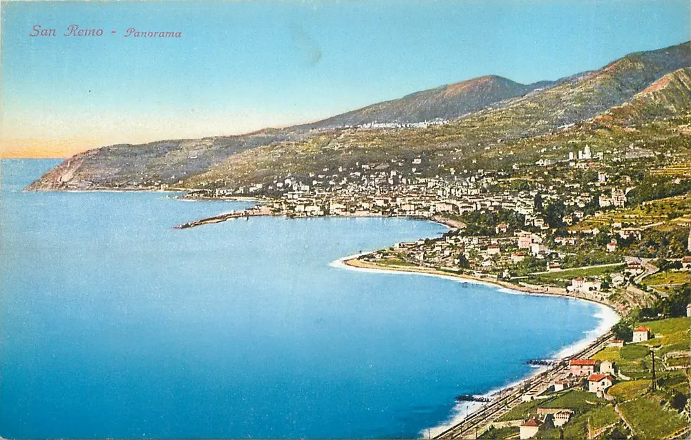 San Remo - Panorama — widok z lotu nad wybrzeżem i górami — wydawca nie widoczny - Awers