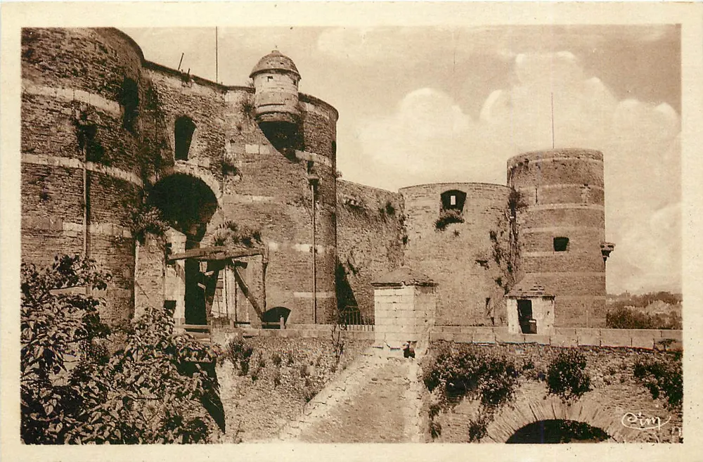 Angers (M.-et-A.) — O Ponte-Levis do Castelo — C. Maçon - Frente