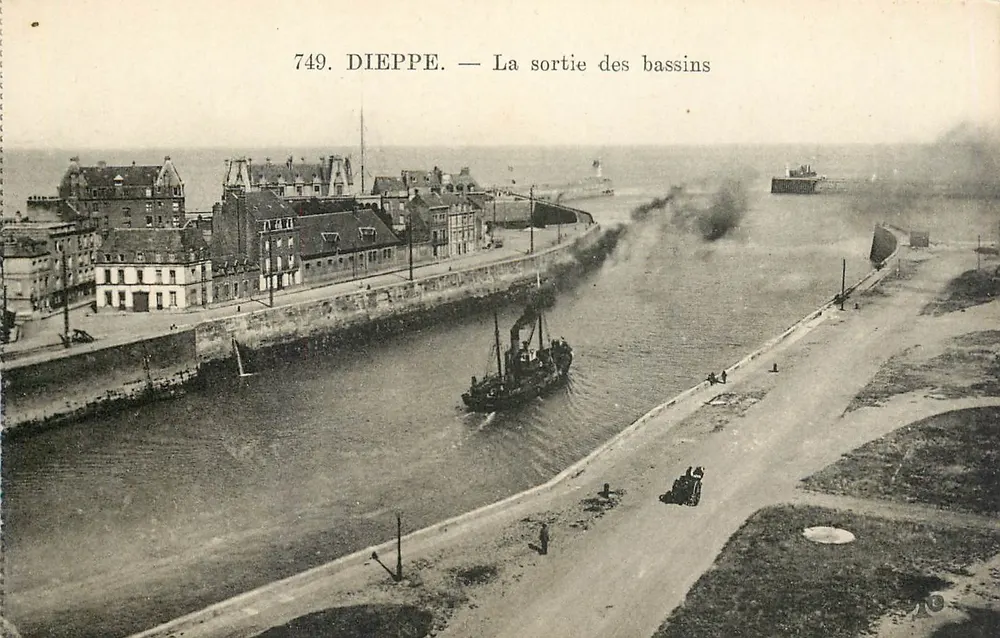 Dieppe — La sortie des bassins — n° 749 - Recto