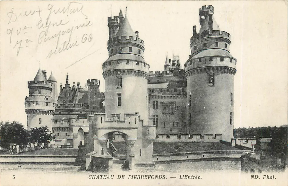 Castelo de Pierrefonds — A Entrada — ND. Fot. - Frente