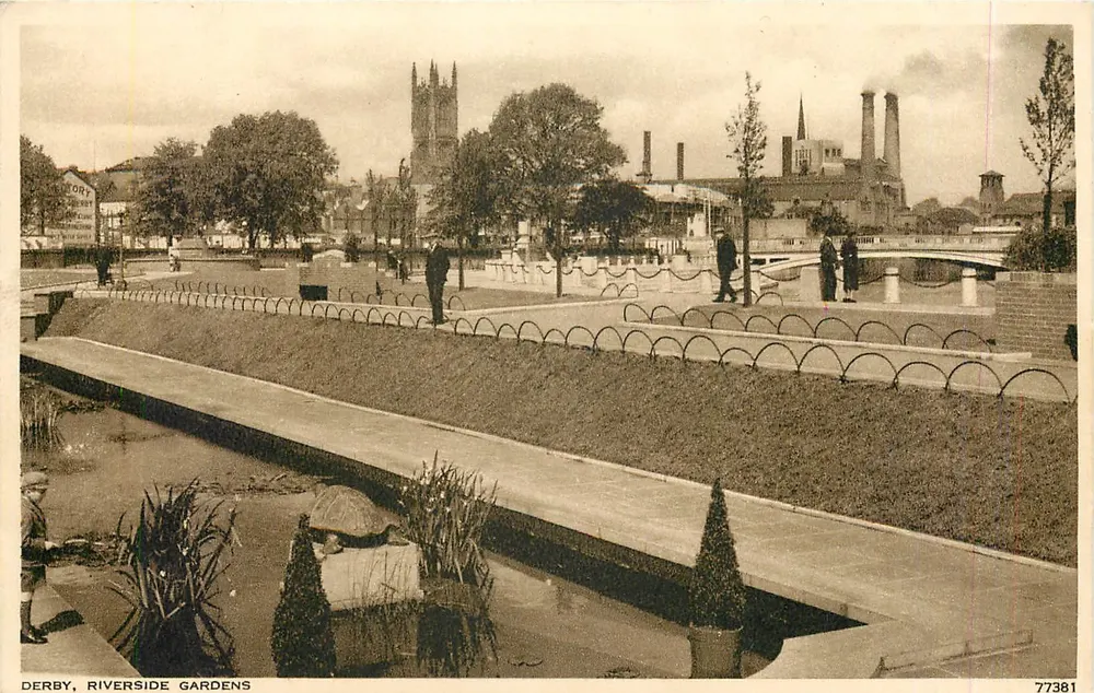 Derby, Jardins Riverside — vista panorâmica com igreja e fábricas — editor Photocrom Co. Ltd. n° 77381 - Frente