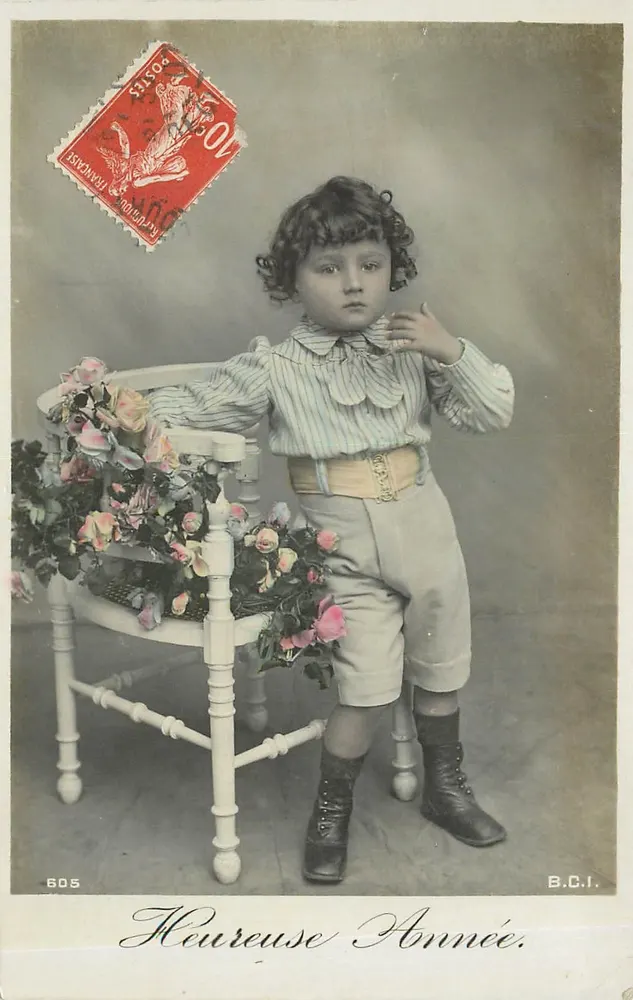 Criança sentada em uma cadeira decorada com rosas — B.C.I. — n° 605 - Frente