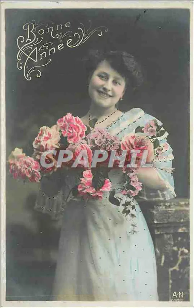 Mulher sorridente segurando um buquê de rosas — Boa Ano Novo — A.N. PARIS - Frente