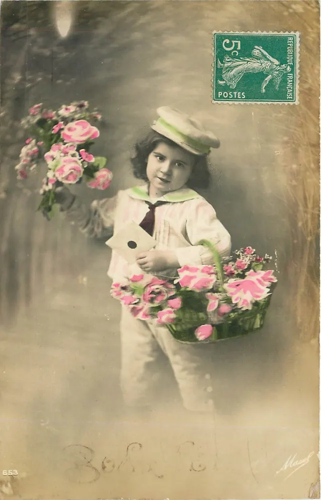 Criança com buquê e cesta de flores — editor Mauss n°653 - Frente