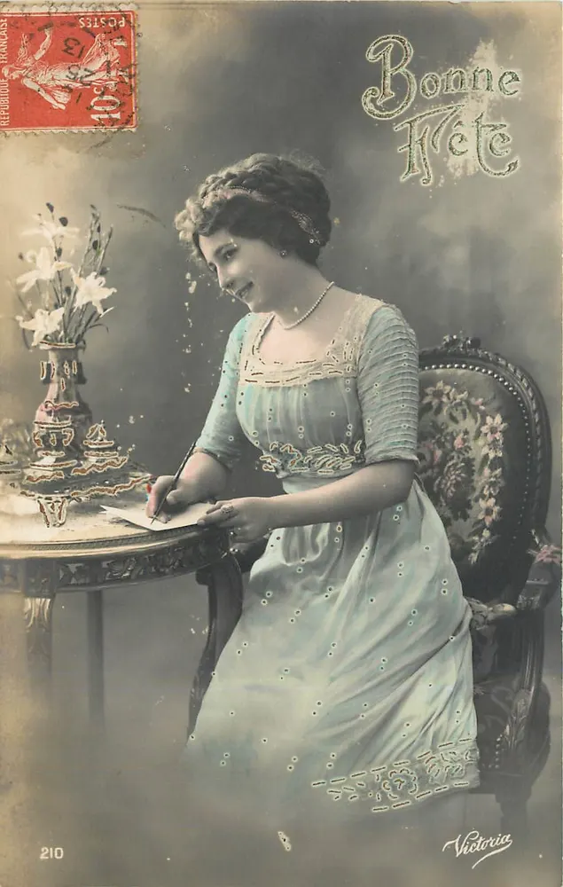 Mulher em vestido azul escrevendo — 'Bom Aniversário' — Victoria, n°210 - Frente