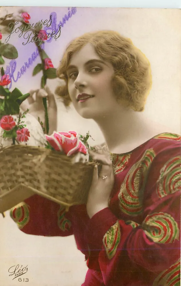 Jovem mulher com cesta de rosas — Felizes Anos — Léo's Paris 613 - Frente