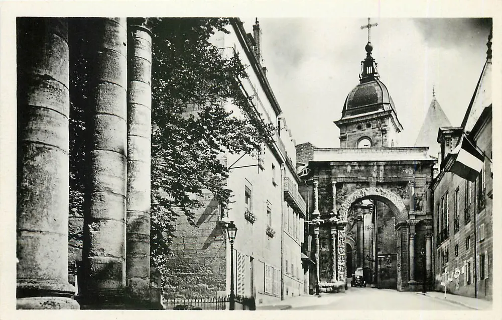 Besançon (Doubs) — Vestígios do Teatro Romano, porta negra e catedral de São João — Edições d'Art « Yvon », Paris - Frente