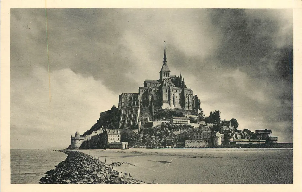 Mont Saint-Michel — Vue générale - Face Sud — Serv. Commercial Monuments Historiques, Paris - Recto