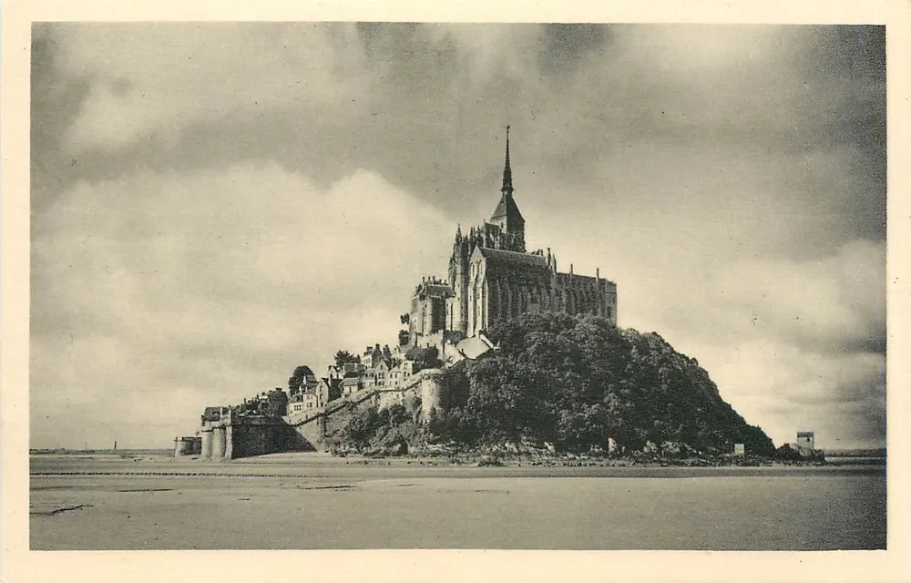 Mont-Saint-Michel — Abbaye vue du Nord-Est — Serr. Commercial Monument Historique, Paris - Recto