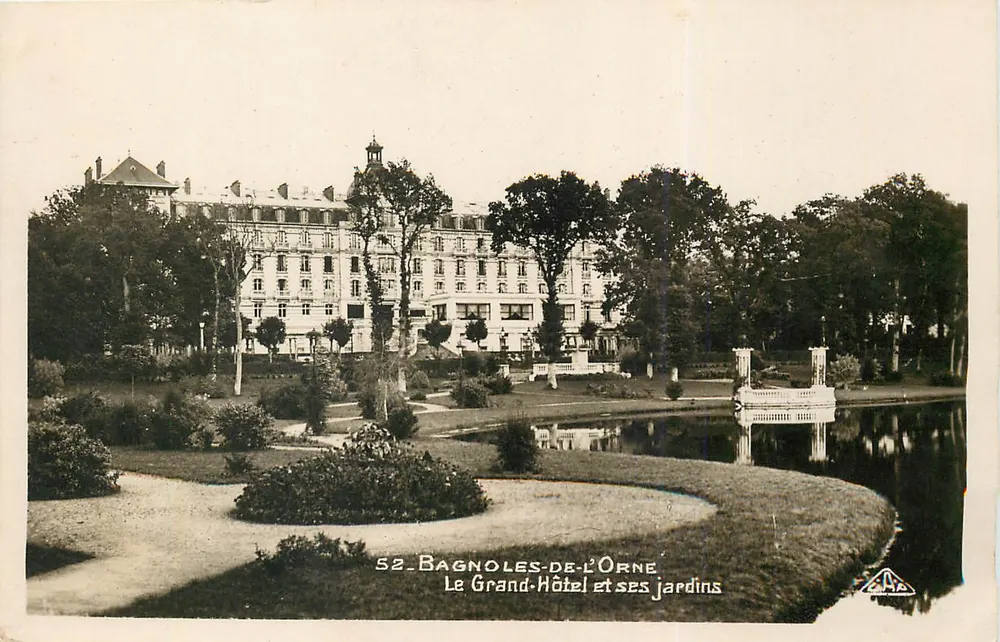 Bagnoles-de-l'Orne — Ansicht des Grand-Hôtel und seiner Gärten — Verlag AHA, Nr. 52 - Vorderseite