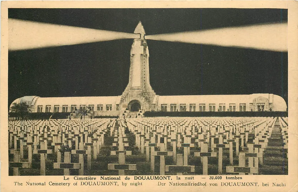 Cimetière National de Douaumont — nuit — 20.000 tombes - Recto