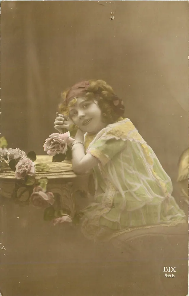Menina sorridente com rosas — foto de estúdio — DIX 466 - Frente