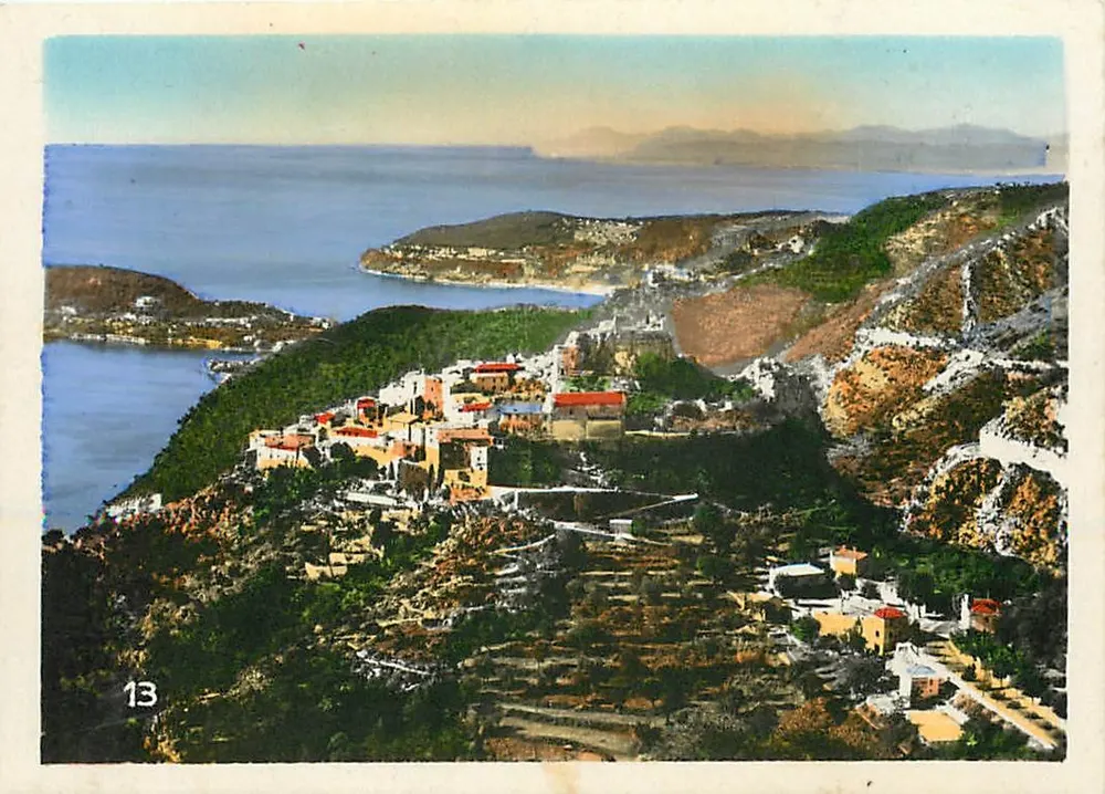 Vista de vila costeira — montanhas e mar — série 13 - Frente