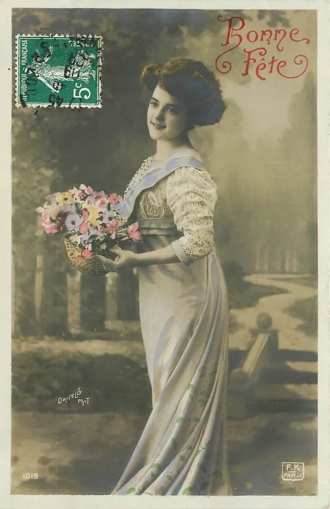 Jovem mulher em vestido de festa segurando um cesto de flores — Feliz Aniversário — F.K. Paris, n°1019 - Frente