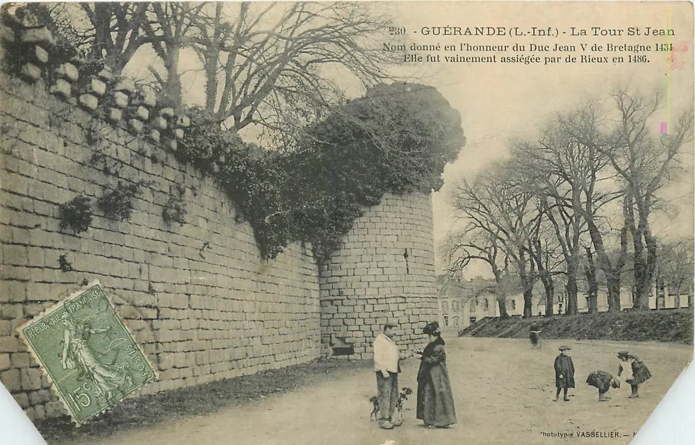 Guérande (L.-Inf.) - La Tour Saint Jean — nommée en l'honneur du Duc Jean V de Bretagne, assiégée en 1486 — phototypie Vassellier, n°230 - Recto