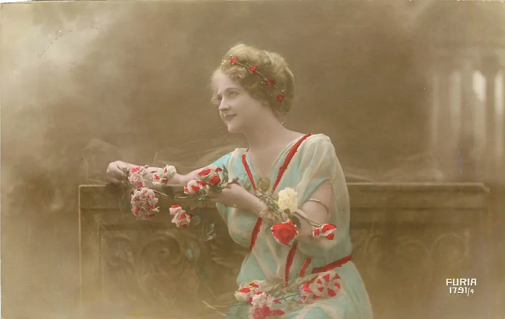 Mulher vestindo uma roupa antiga segurando flores — editor Furia, n° 1791/4 - Frente