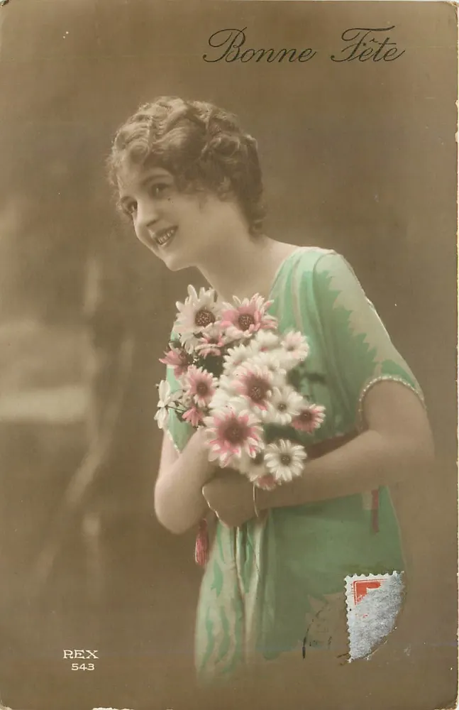 Jovem mulher sorridente — segurando um buquê de flores — REX 543 - Frente