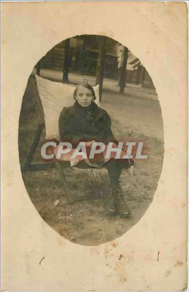 Mulher jovem sentada — ao ar livre — editor desconhecido, n° 5660 - Frente