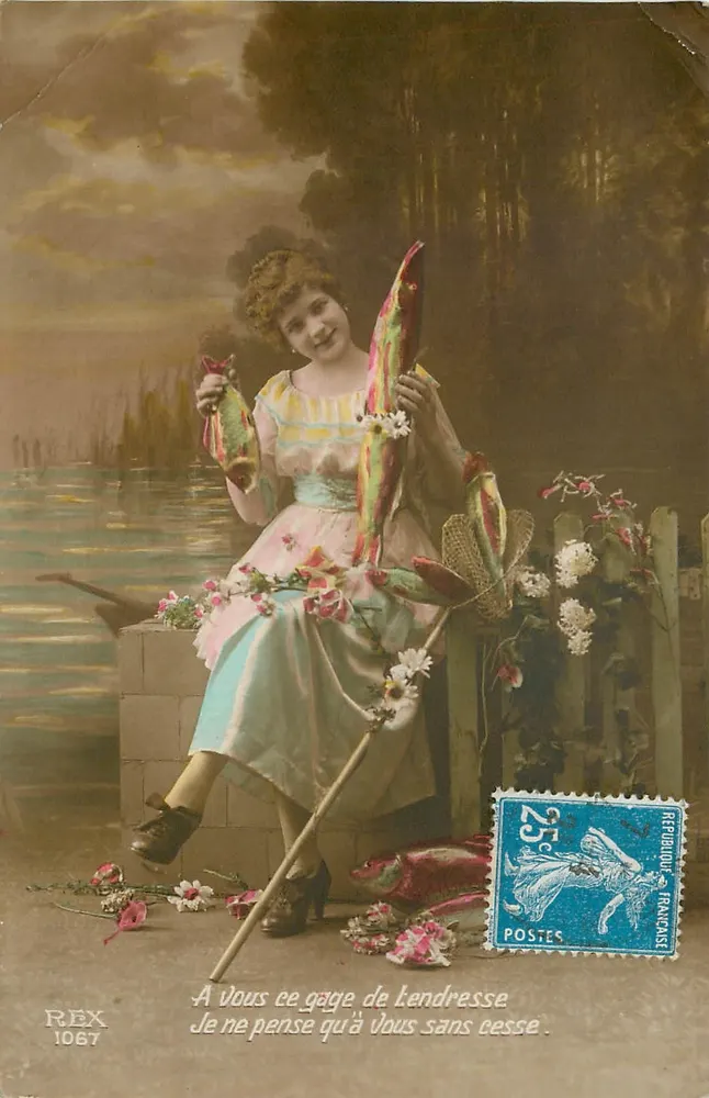 Jovem mulher com peixes — cartão postal REX 1067 — República Francesa - Frente