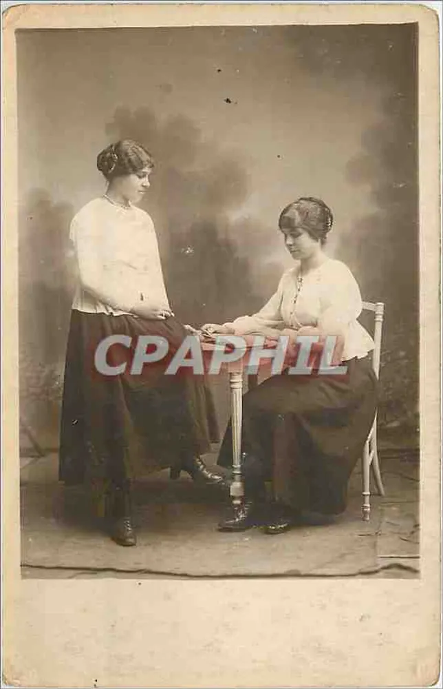 Duas jovens mulheres — estúdio fotográfico — sem editor ou número visível - Frente