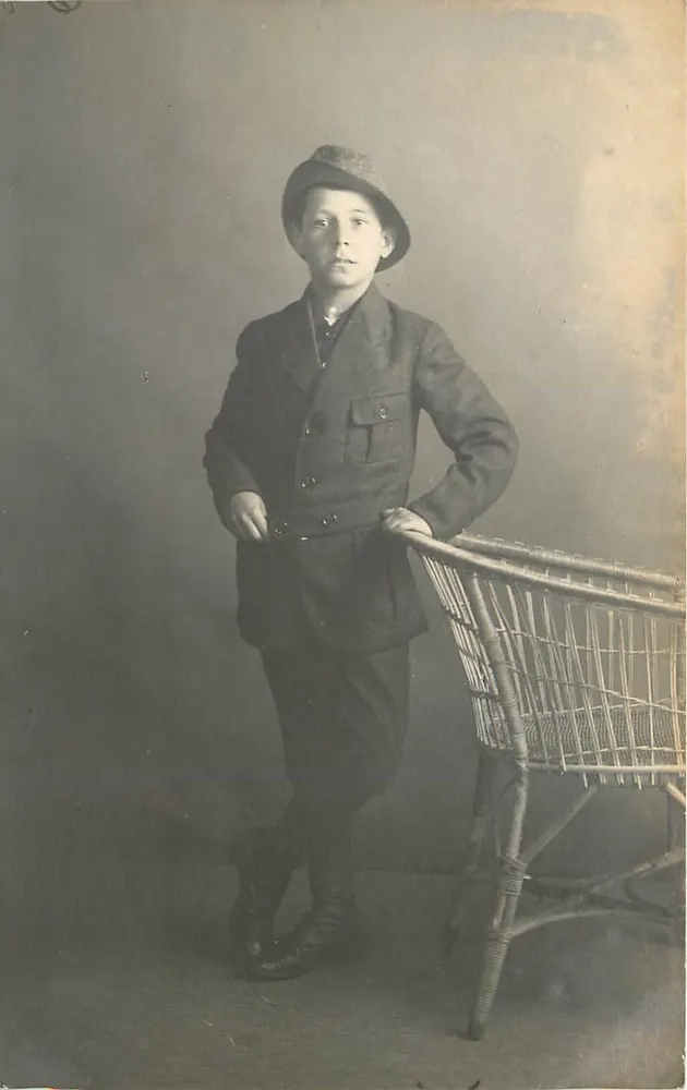 Jovem menino com traje — estúdio — Americain Photo C°, 17, Faubourg Montmartre, Paris - Frente