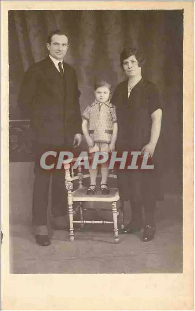 Family — portrait studio — Photo-Américaine J. Dauw, Meudon - Front