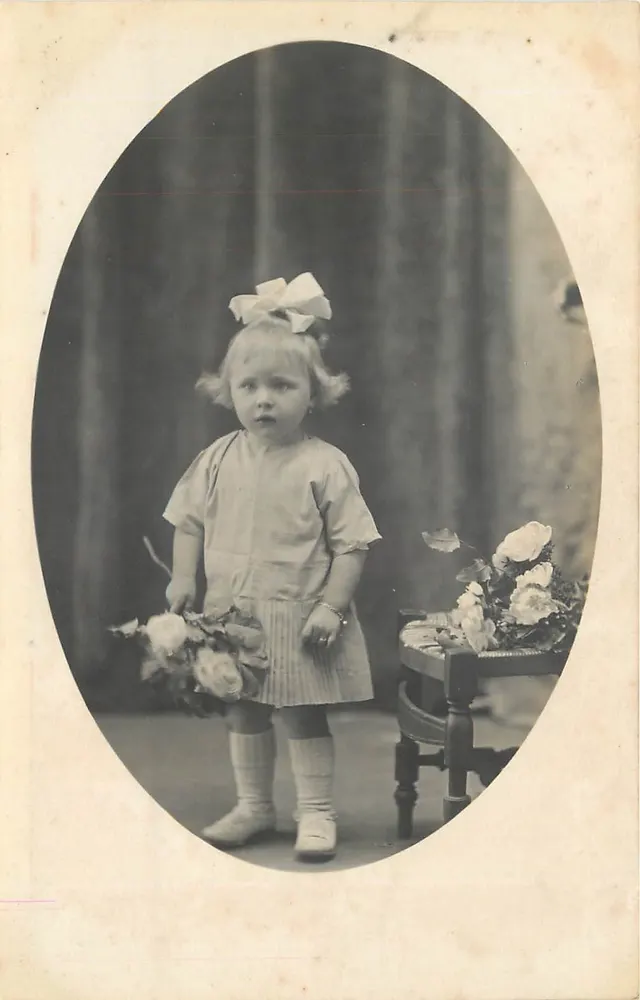Menina pequena com vestido listrado — coroa de flores — n° 5670 - Frente