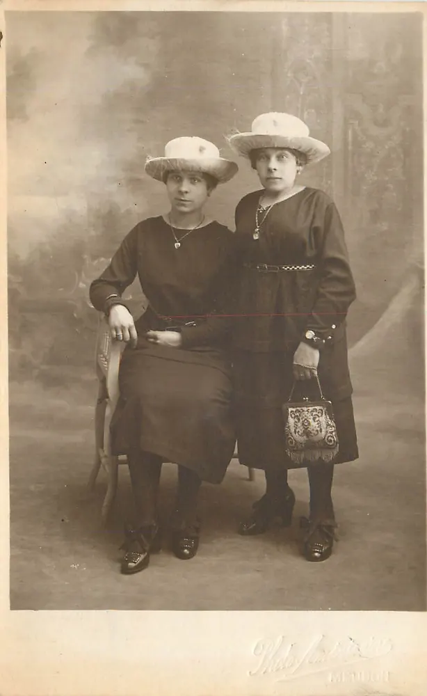 Duas jovens mulheres — estúdio — Photo Stattion, MÉNION - Frente