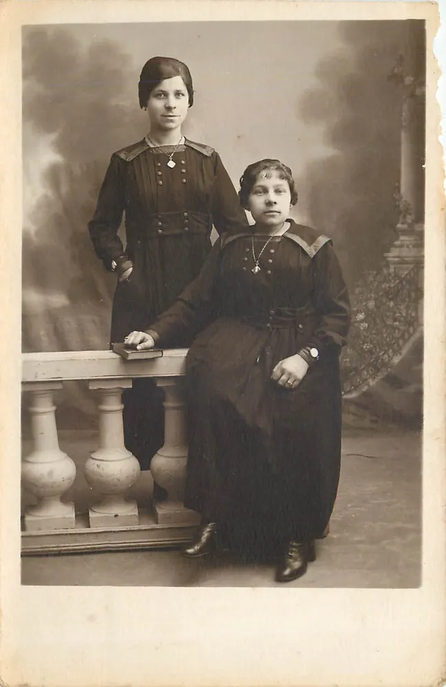 Twee jonge vrouwen — fotostudio — Photo Mercière, Neudon (S.-d'O.) - Voorkant