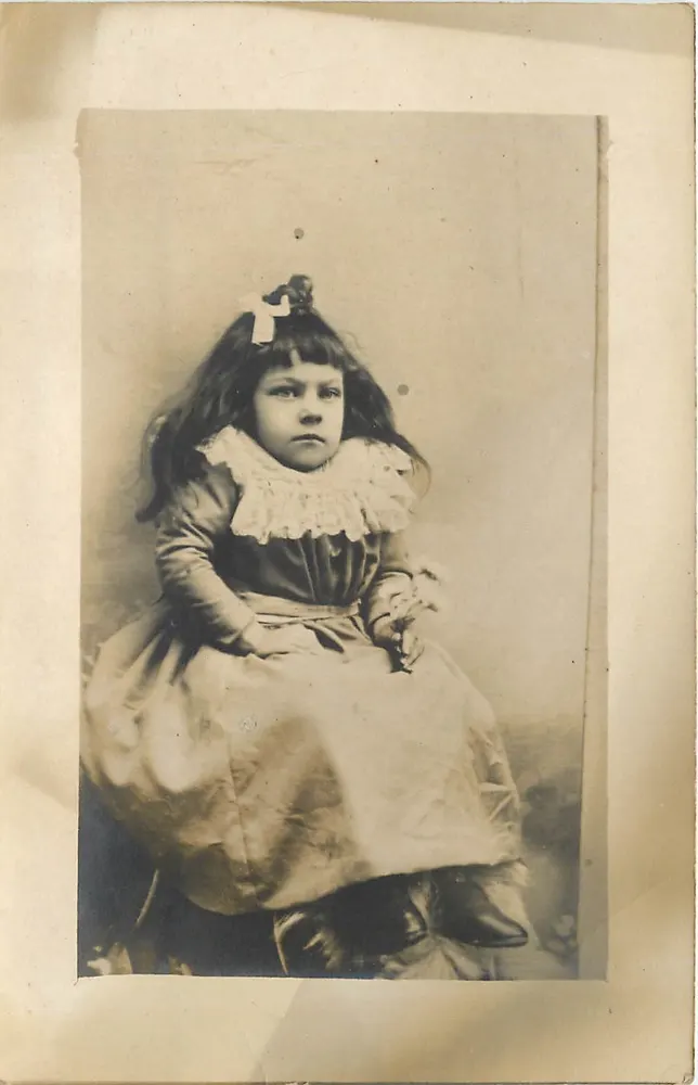 Menina com vestido de jabot — fotografia em cartão postal - Frente