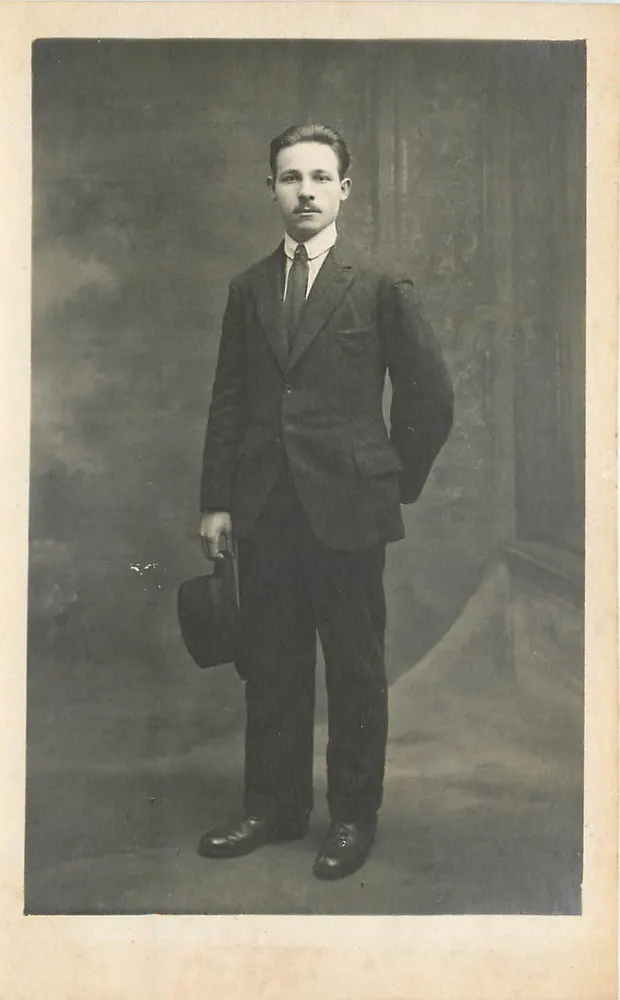 Retrato de um jovem — estúdio — Foto Americana, Meudon - Frente