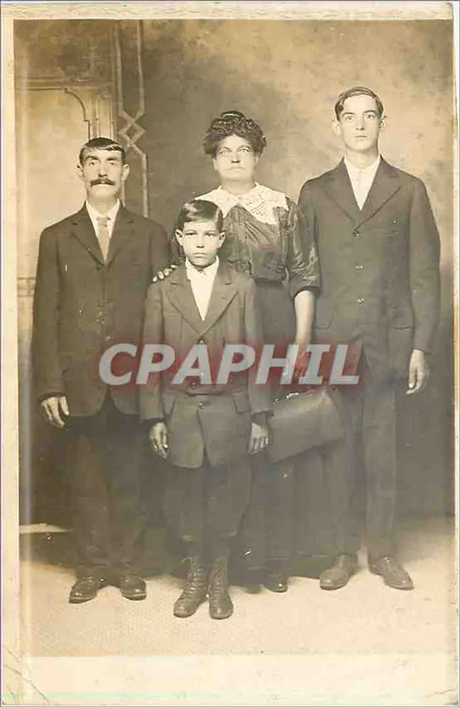 Family — studio portrait - Front