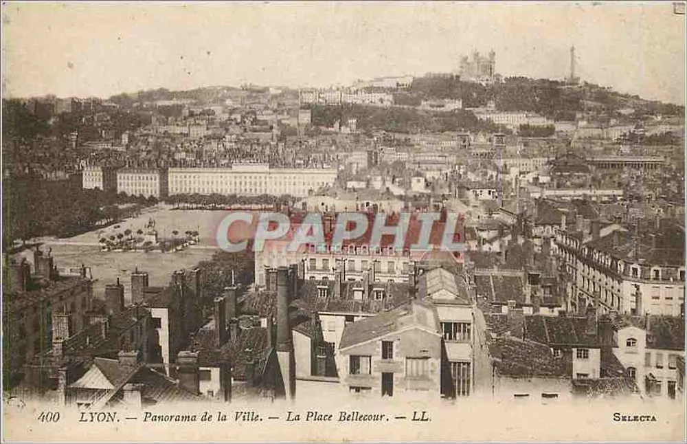 LYON — Panorama de la Ville — La Place Bellecour — Selecta - Recto