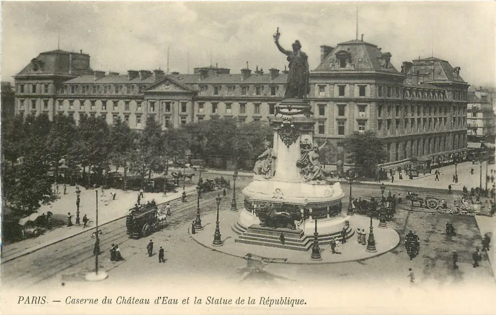 Paris — Kasernen des Château d'Eau und die Statue der Republik. - Vorderseite