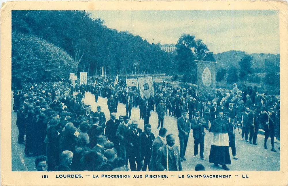 LOURDES — PISCINES에서의 성체 성사 행렬 — LL - 앞면