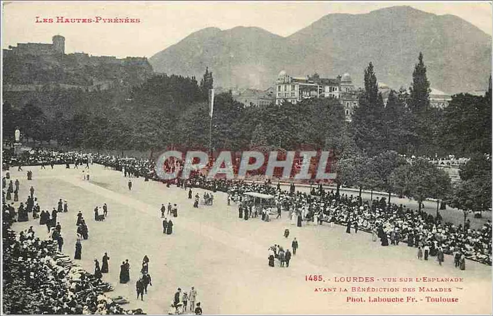 Lourdes — Ausblick auf die Esplanade vor der Segnung der Kranken — Phot. Labouche Fr. - Toulouse - Vorderseite